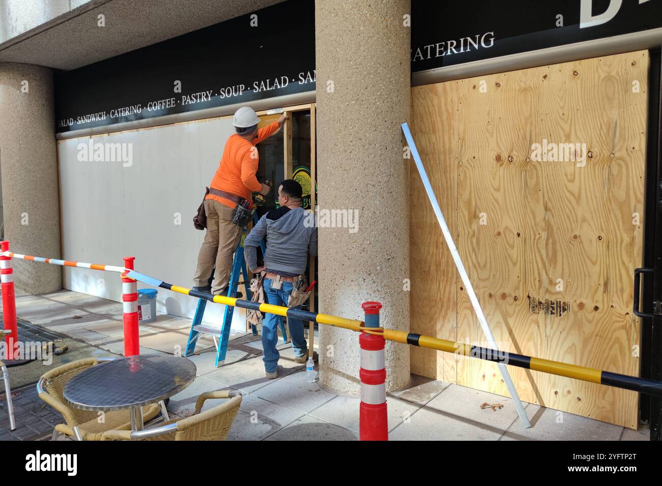 Washington, D.C., USA, 05.11.2024: An einer Ladenzeile haben Geschäftsbetreiber die Fenster verrammelt aus Sorge vor möglichen Randalen bei der US-Präsidentschaftswahl *** Washington, D C , USA, 05 11 2024 Shopkeepers have barricaded the windows of a row of stores for fear of possible riots during the US presidential election Copyright: xdtsxNachrichtenagenturx dts 50580 Stock Photo