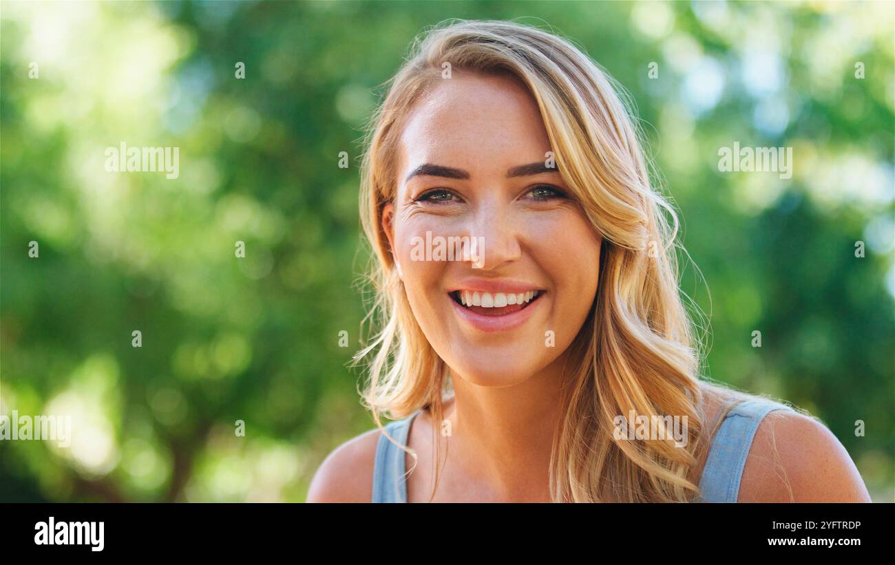Smiles brightly hi-res stock photography and images - Alamy