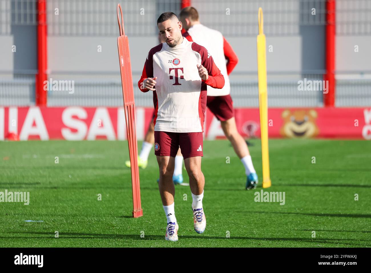 Raphael Guerreiro (FC Bayern Muenchen, 22) beim Training auf dem Platz,  Ger, Abschlusstraining, FC Bayern Muenchen, Fussball, UEFA Champions League, 4. Spieltag, Saison 2024/2025, 05.11.2024,  Foto: Eibner-Pressefoto/Jenni Maul Stock Photo