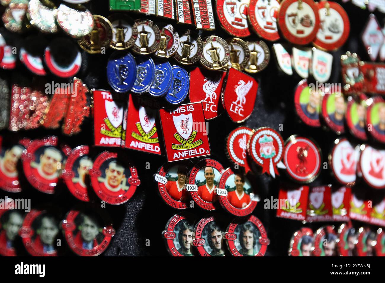 Pin's émaillé Vintage - Liverpool Football Club - Années 70 - C'est Sur Le Terrain - Collection