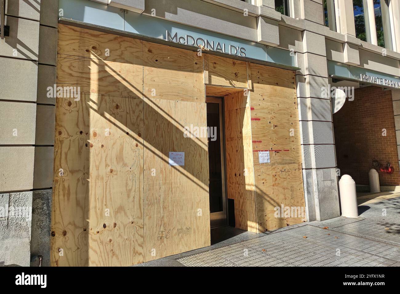 Washington, D.C., USA, 05.11.2024: US-Präsidentschaftswahl: Ein McDonalds im Zentrum der Hauptstadt am Wahltag. Die Geschäftsbetreiber haben die Fenster verrammelt aus Sorge vor möglichen Randalen bei der US-Präsidentschaftswahl. *** Washington, D C , USA, 05 11 2024 US presidential election A McDonalds in the center of the capital on election day The business operators have barricaded the windows out of concern about possible riots during the US presidential election Copyright: xdtsxNachrichtenagenturx dts 50585 Stock Photo