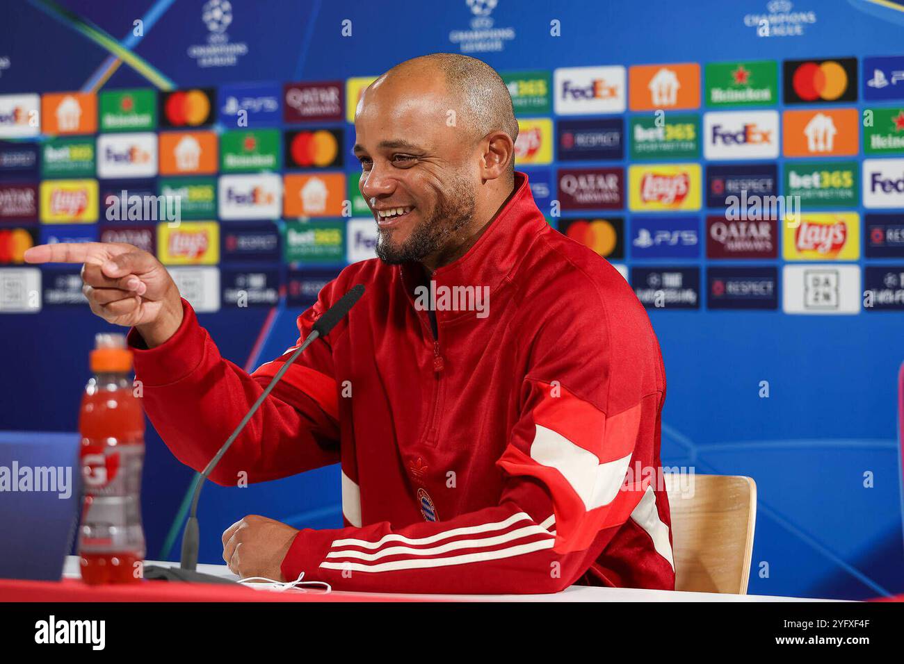 Vincent Kompany FC Bayern Muenchen, Cheftrainer bei der Pressekonferenz, lachend, lacht, lachen, Zeigen, zeigend, Ger, Internationale Pressekonferenz, FC Bayern Muenchen, Fussball, UEFA Champions League, 4. Spieltag, Saison 2024/2025, 05.11.2024, Ger, Internationale Pressekonferenz, FC Bayern Muenchen, Fussball, UEFA Champions League, 4. Spieltag, Saison 2024/2025, 05.11.2024 Muenchen *** Vincent Kompany FC Bayern Muenchen, head coach at the press conference, laughing, laughing, laughing, showing, Ger, International Press Conference, FC Bayern Muenchen, Football, UEFA Champions League, Matchda Stock Photo