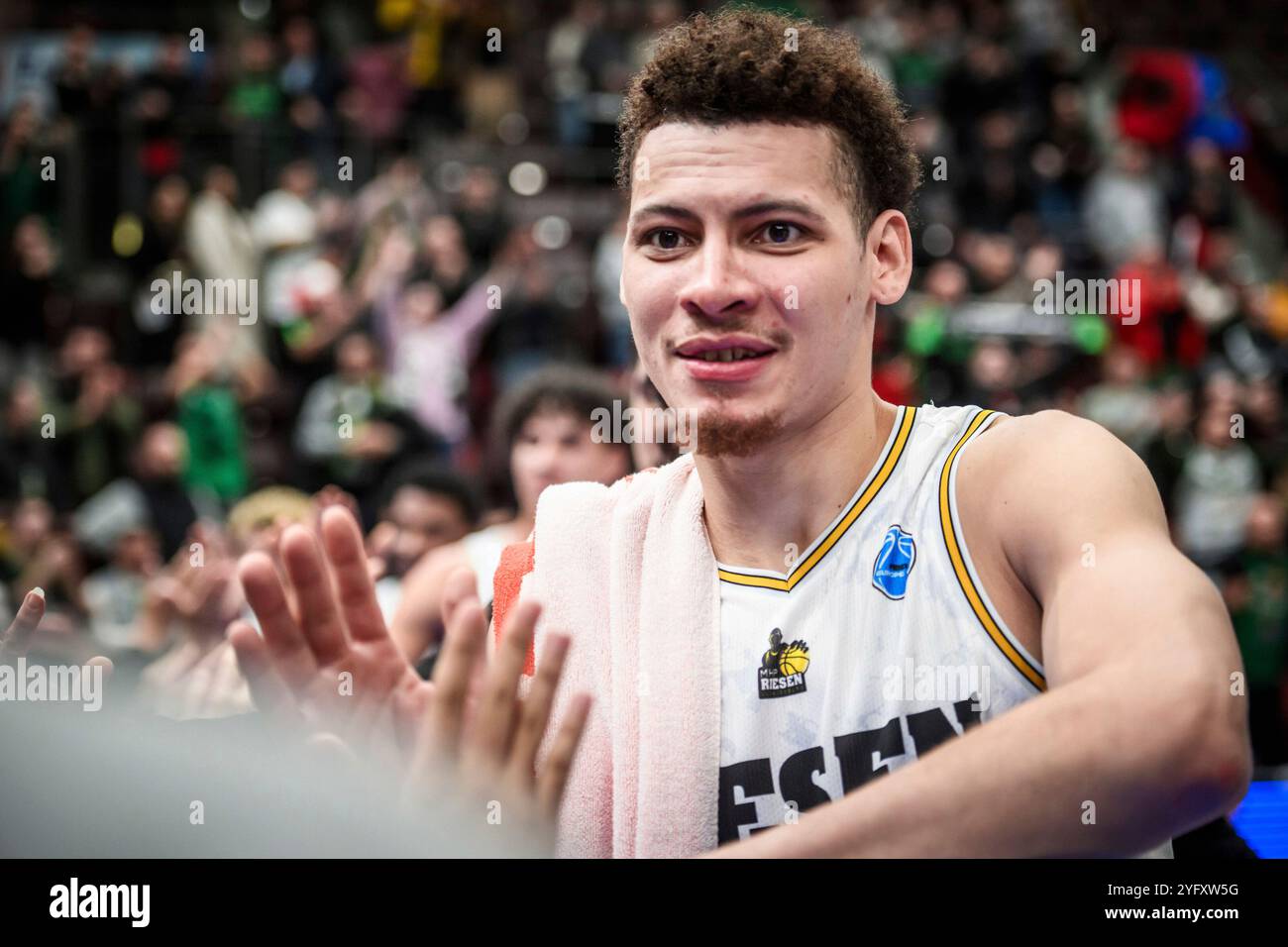 Brandon Tischler (MHP Riesen Ludwigsburg, 24) abklatschen mit Fans