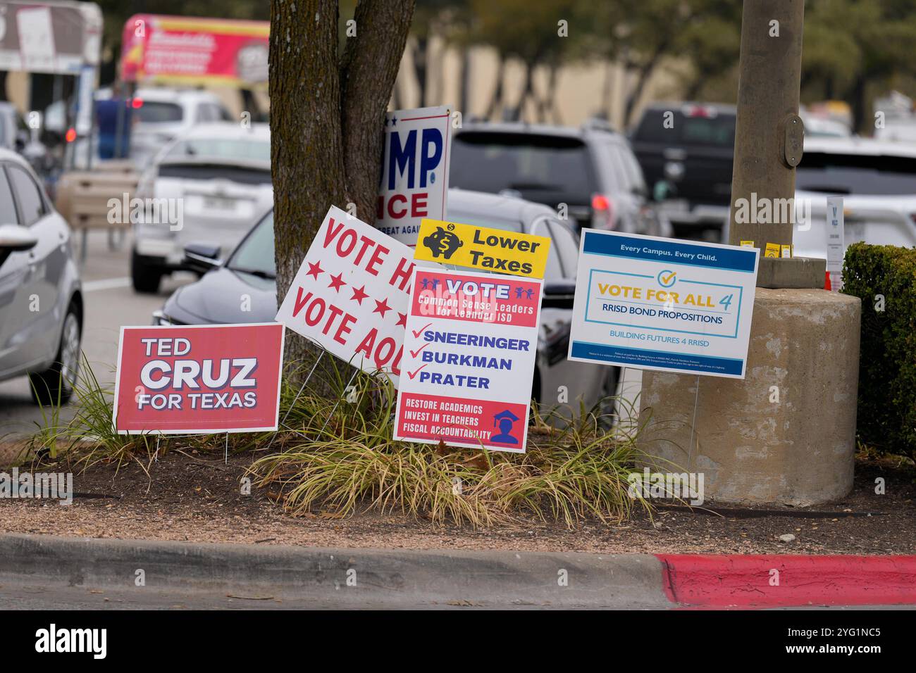 Election signs polling place texas hi-res stock photography and images ...