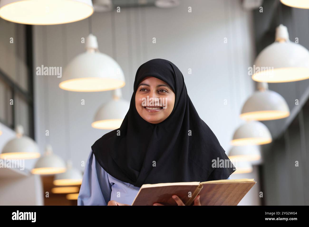 Woman wearing hijab uk hi-res stock photography and images - Alamy