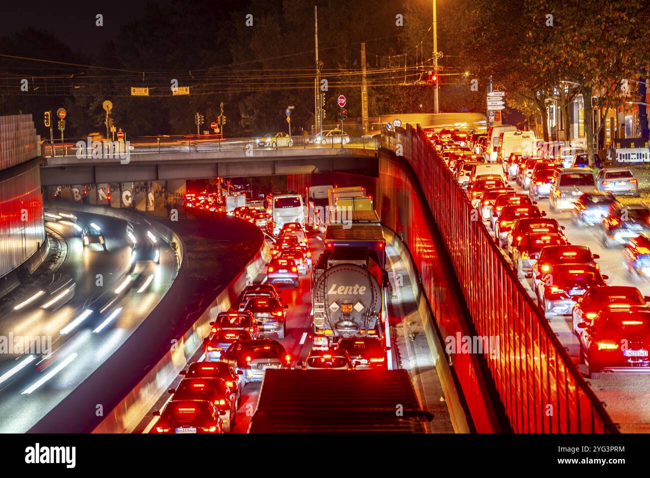 Evening traffic, partly with congestion, slow-moving traffic on the A40 ...