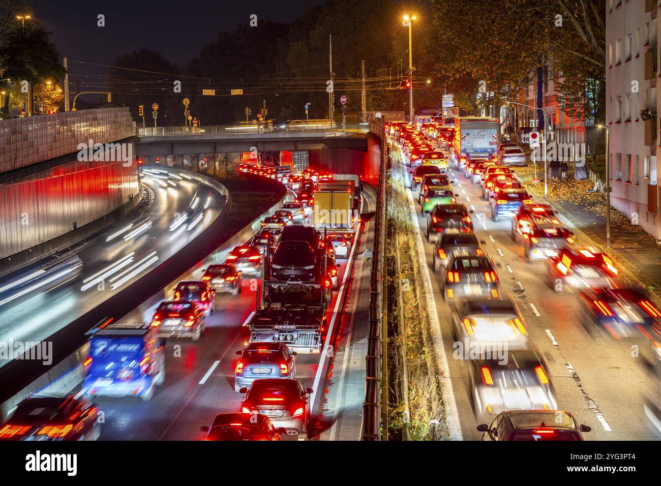 Evening traffic, partly with congestion, slow-moving traffic on the A40 ...