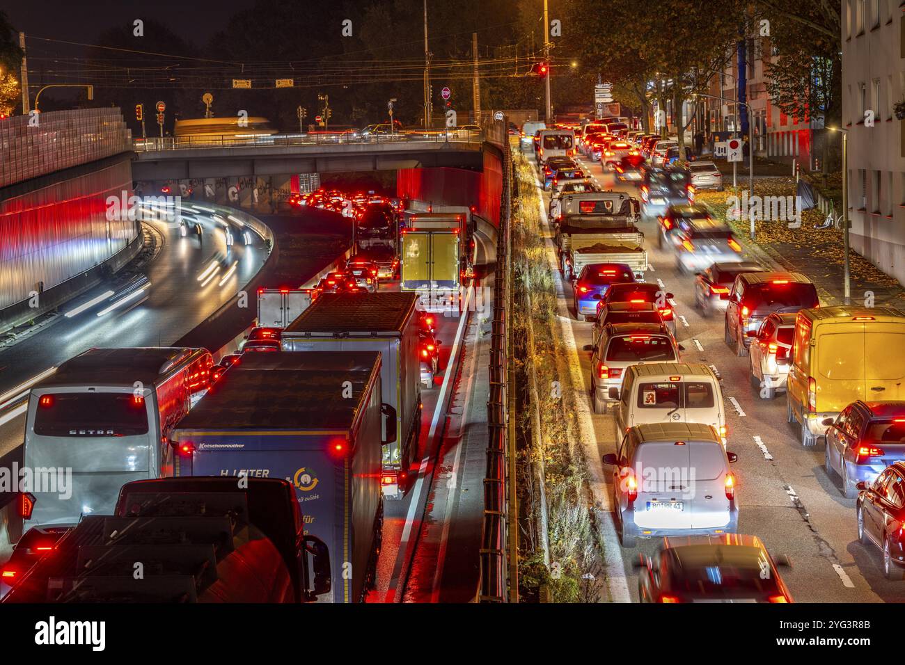 Evening traffic, partly with congestion, slow-moving traffic on the A40 ...