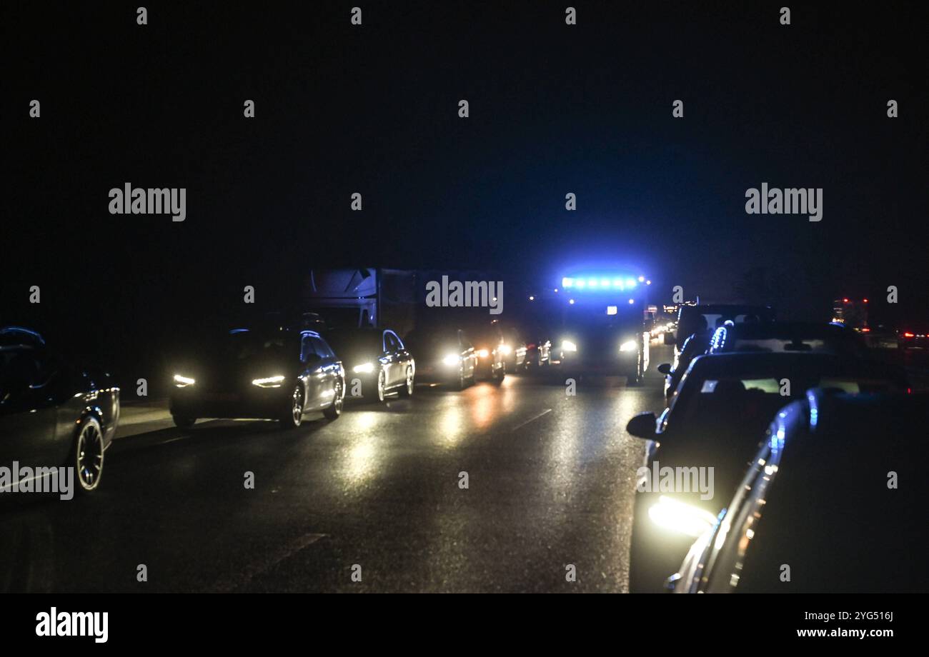 Unfall und Vollsperrung ab 22:30 Uhr auf A3 zw. Kreuz Kaiserberg und Duisburg Wedau Fahrtrichtung Koeln Unfall und Vollsperrung ab 22:30 Uhr auf A3 zw. Kreuz Kaiserberg und Duisburg Wedau Fahrtrichtung Koeln. Fahrbahn komplett gesperrt. mind. 20 Einsatzfahrzeuge vor Ort. Notarzt, mehrere Rettungswagen, mehrere Feuerwehrfahrzeuge und Polizei. Foto ca. 400 Meter vor der Unfallstelle., Duisburg Nordrhein Westfalen Germany *** Accident and full closure from 10.30 p.m. on A3 between Kaiserberg junction and Duisburg Wedau in the direction of Cologne Accident and full closure from 10.30 p.m. on A3 be Stock Photo