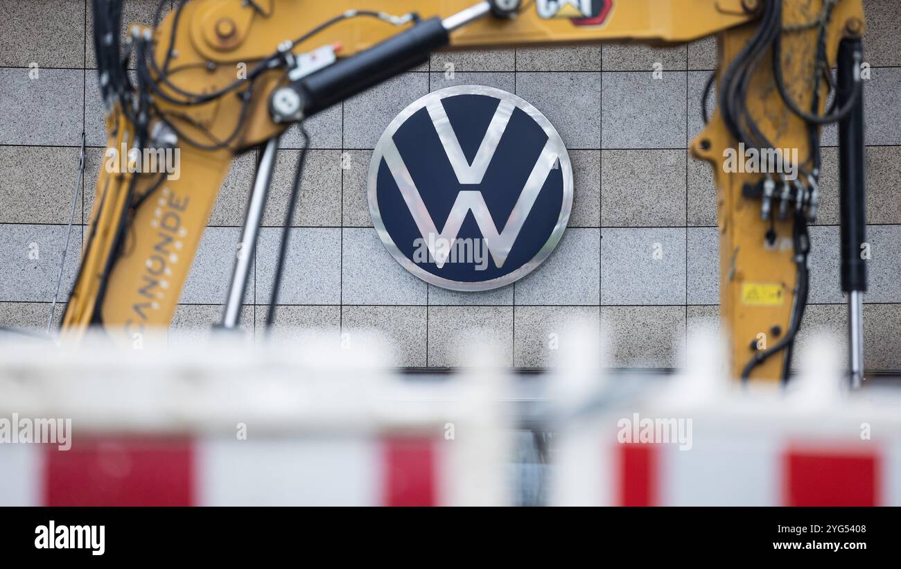 Cologne, Germany. 06th Nov, 2024. An excavator stands in front of a Volkswagen (VW) car dealer during civil engineering work. While Lower Saxony's Minister President Weil calls for new support for electromobility in view of the crisis at Volkswagen, the CDU in the state parliament accuses him of being partly responsible for the problems. Credit: Rolf Vennenbernd/dpa/Alamy Live News Stock Photo