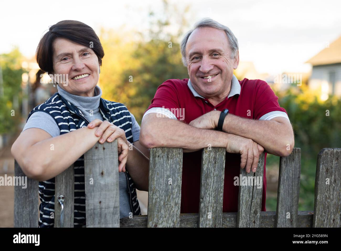 Mature man garden fence hi-res stock photography and images - Alamy