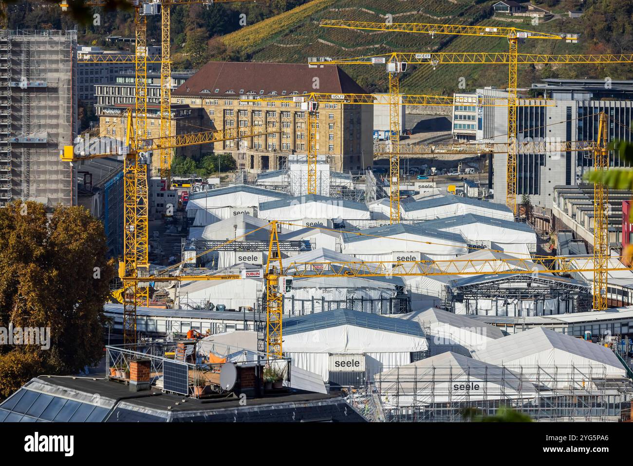 Zeltstadt mitten in Stuttgart. Auf dem künftigen Durchgangsbahnhof stehen Zelte der Firma Seele. Das Unternehmen ist auf Fassadenbau spezialisiert und Stock Photo