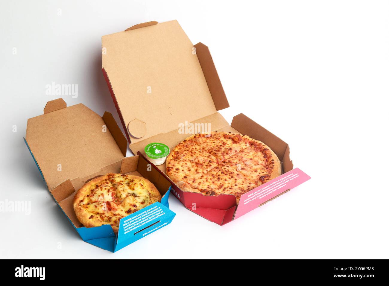 Domino's pizza tomato sauce hi-res stock photography and images - Alamy, image size:1300x956