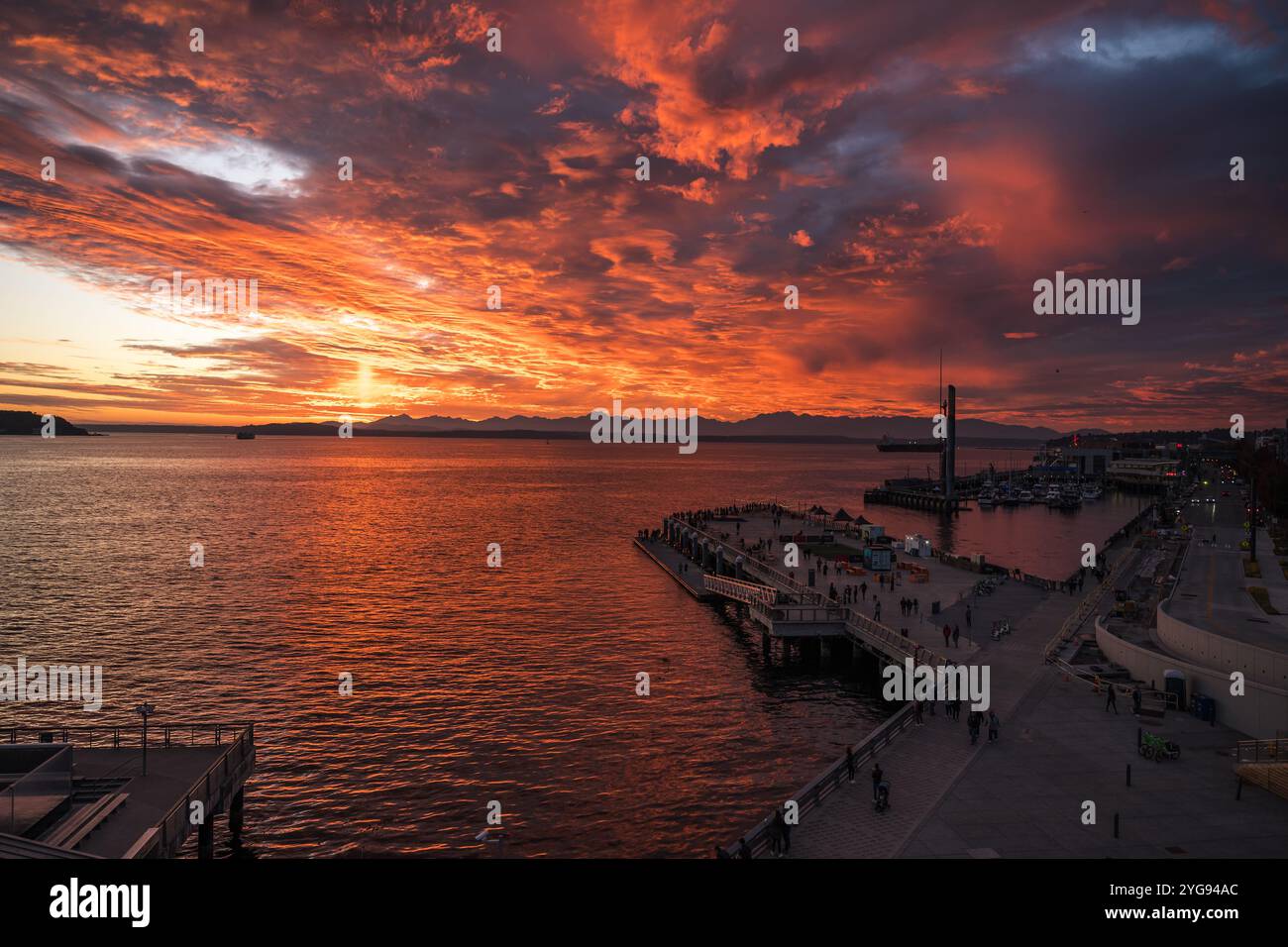 Seattle, USA. 11th Oct 2024. The sunset from the Overlook Walk Park