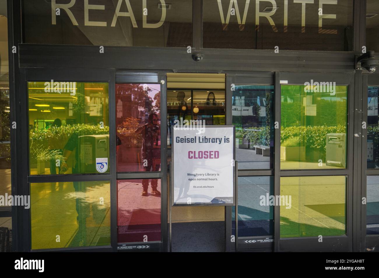 The library is closed after the incident. On the morning of November 6th, 2024, an incident occurs at Geisel Library at the University of California, San Diego, leading to the police evacuating and shutting down the library. According to the notice from University of California San Diego, a person reportedly died after jumping from the top floor of the library, an act believed to be linked to the results of the presidential election, in which Kamala Harris lost to Donald Trump. UC San Diego tells media that the person who died at the library was not enrolled as a student. At the scene, police Stock Photo