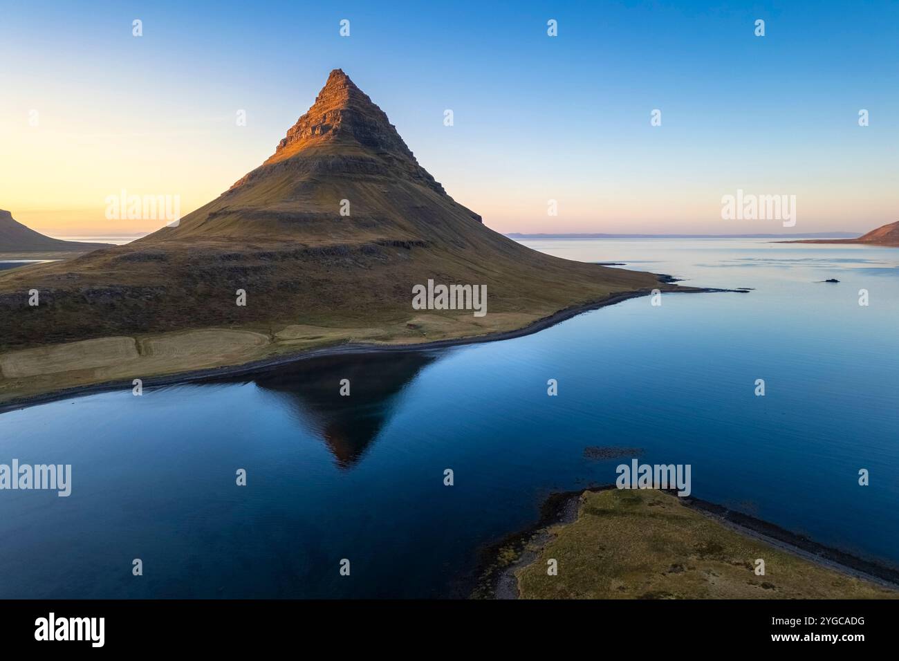 Kirkjufell mount at sunset. Grundarfjörður, Snæfellsnes peninsula, Vesturland region, Iceland, Northern Europe. Stock Photo