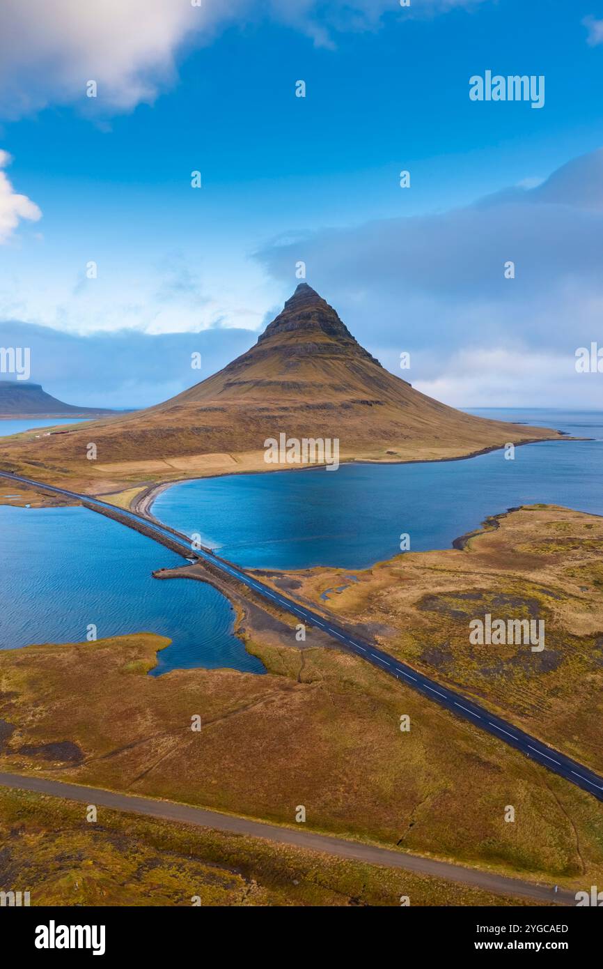 Kirkjufell mount at sunrise. Grundarfjörður, Snæfellsnes peninsula ...