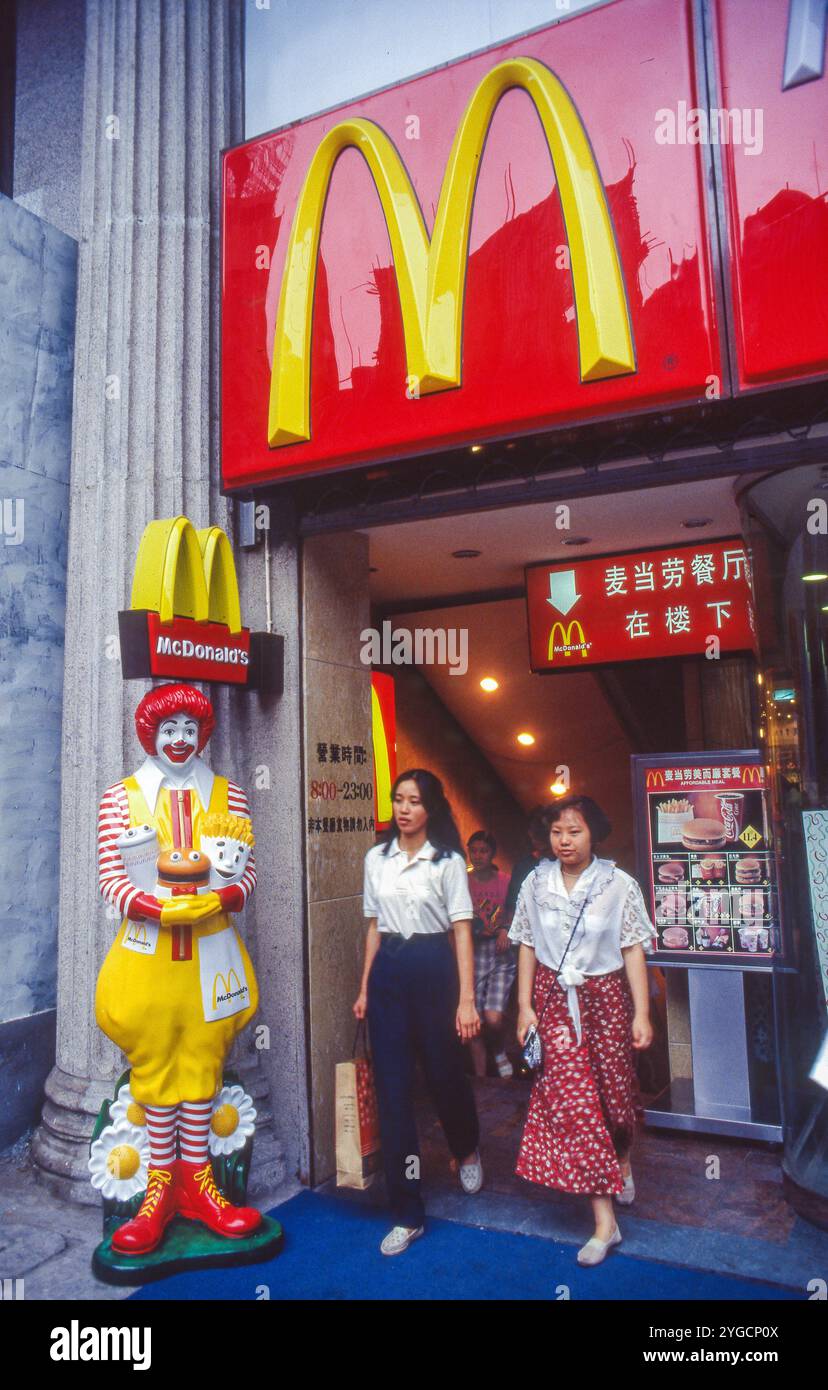 Chuina, Shanghai, two women leave the fast food restaurant Mc Donald. Stock Photo