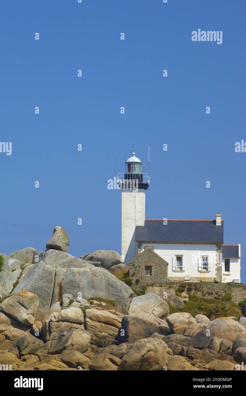 lighthouse-at-the-pointe-de-pontusval-plouneour-brignogan-plage