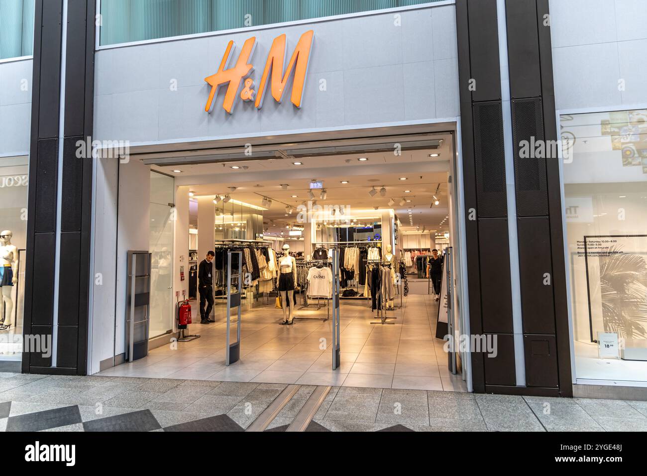 Hm store shop retail entrance hi res stock photography and images Alamy