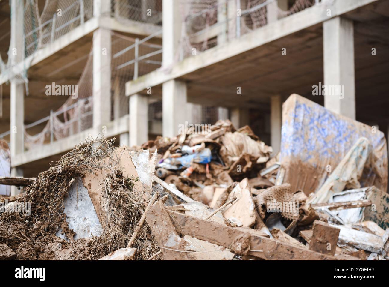 Alfafar, Valencia, Spain - Nov 7, 2024 - The consequences and effects of DANA on buildings and cars are catastrophic. People work with no rest, volunteers and inhabitants. Messages written with mud or markers are everywhere, messages directed to politicians and volunteers arrived from all over Spain. Credit: Roberto Arosio/Alamy Live News Stock Photo