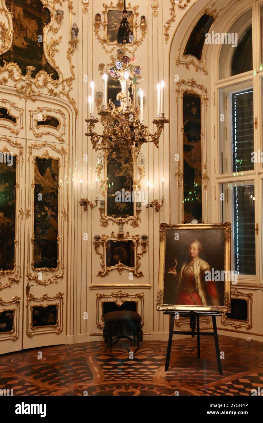 Schonbrunn palace vienna interior hi-res stock photography and images ...