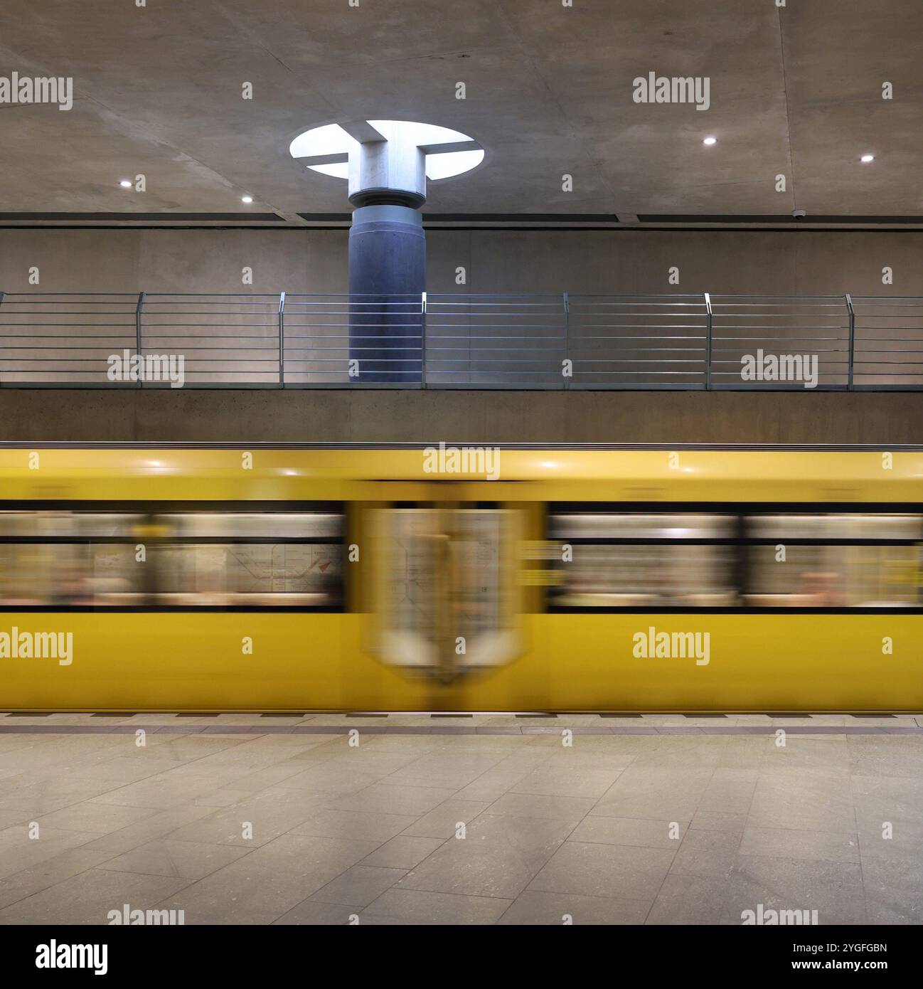 Durchfahrender Zug. Tageslicht. Säule. Sichtbeton. U Bahn. Berlin