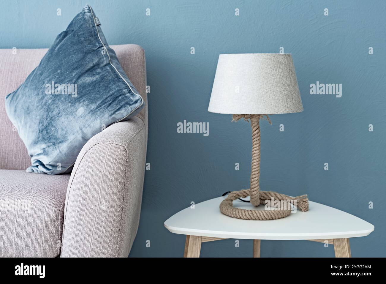 Die Tischlampe neben dem Sofa Stock Photo