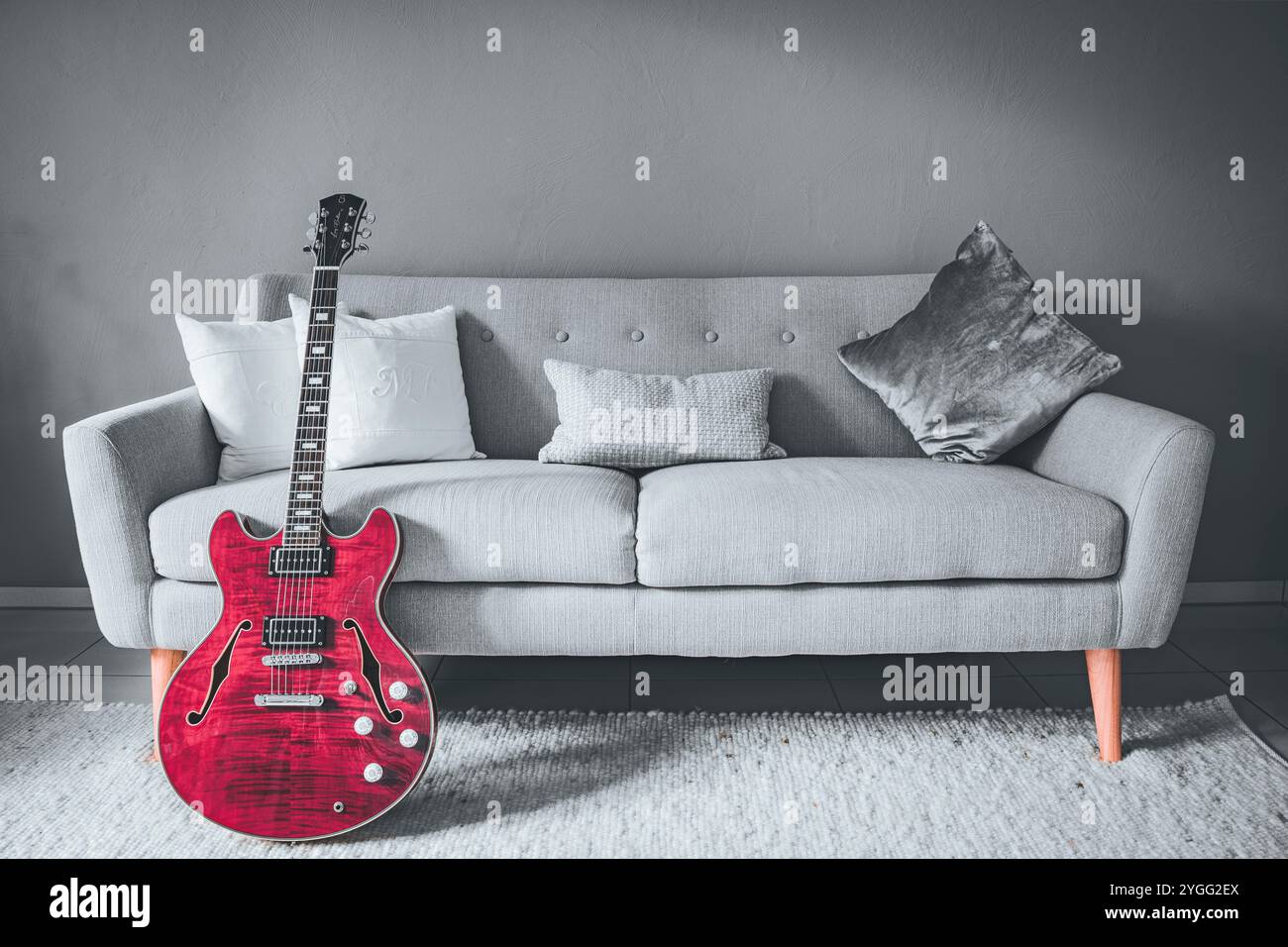 Die Gitarre am Sofa Stock Photo