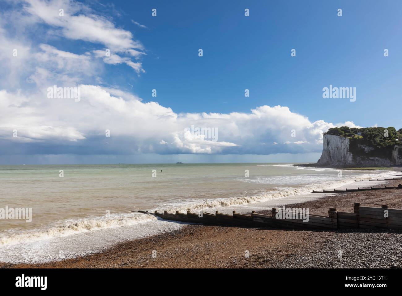 English channel storm hi-res stock photography and images - Alamy