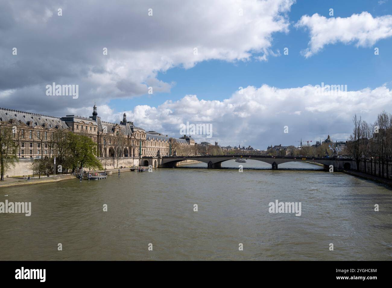 Paris, Seine, city center, Pont du Carrousel, Louvre Stock Photo - Alamy