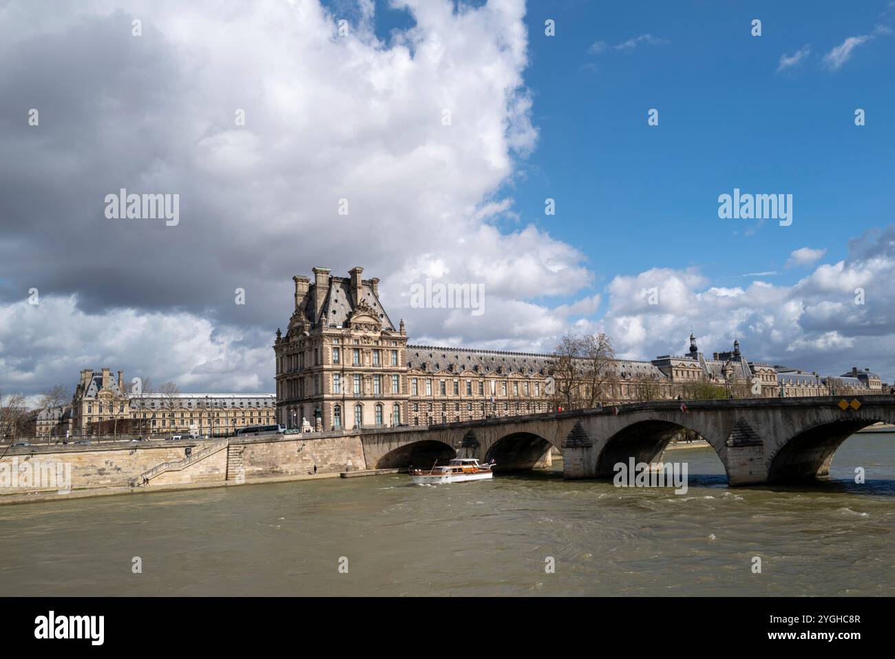 Paris, Seine, city center, Pont du Carrousel, Louvre Stock Photo - Alamy
