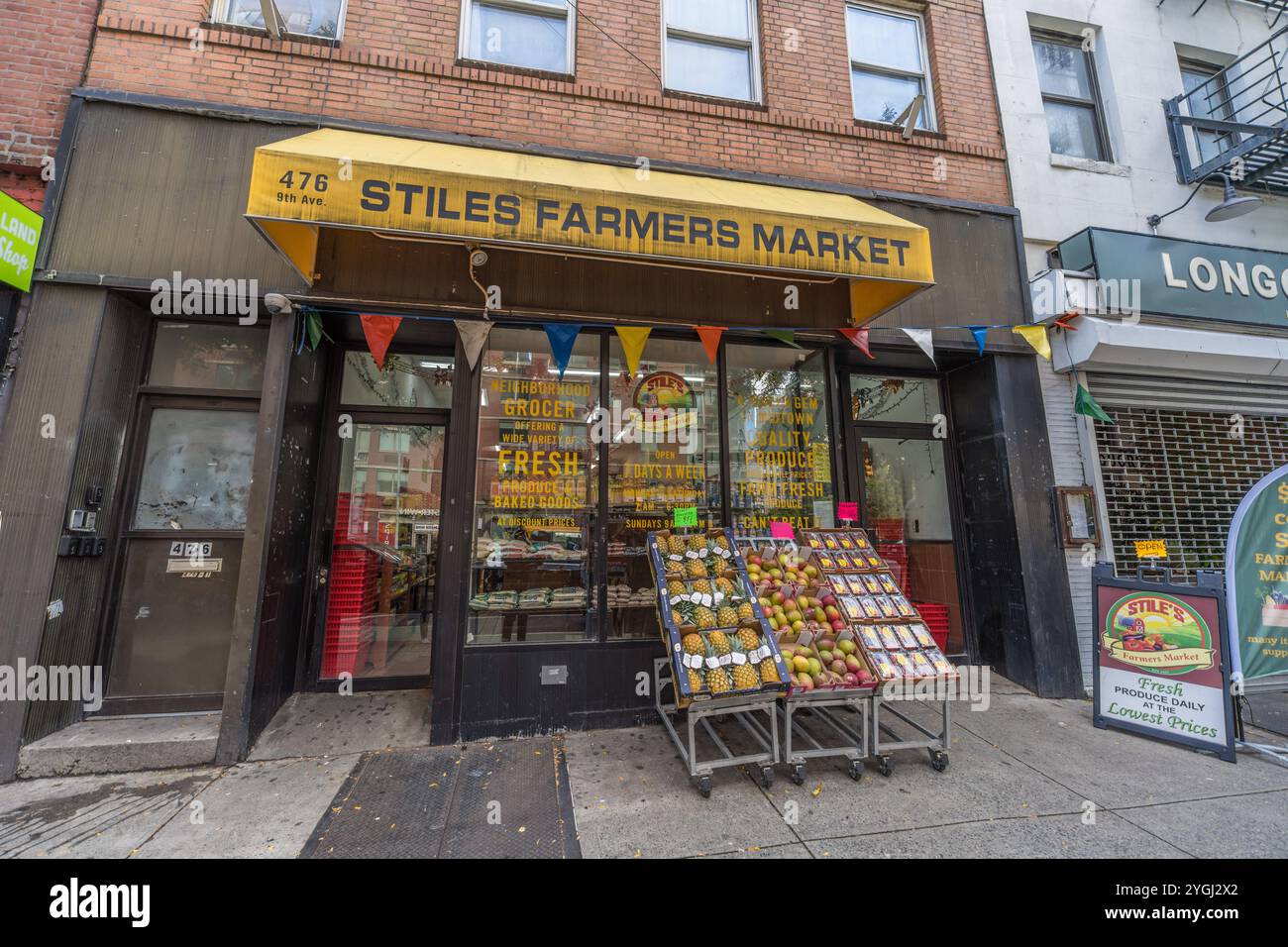 Grocery store outside windows hi-res stock photography and images - Alamy