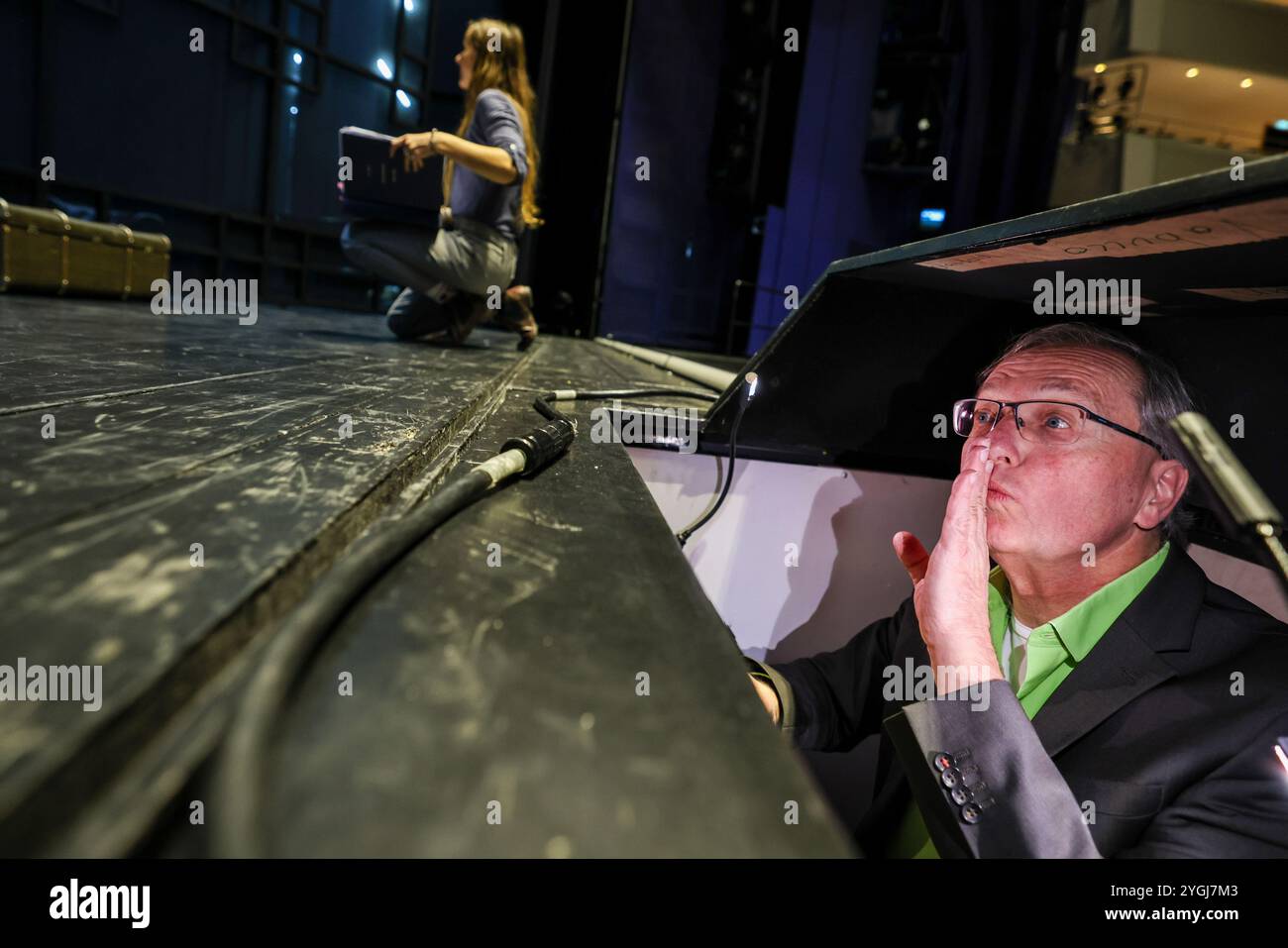Prompter theater hi-res stock photography and images - Alamy