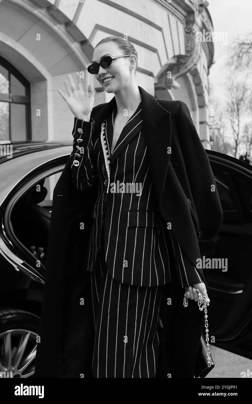 Karlie Kloss leaving Schiaparelli show during Paris Fashion Week SS24 (Photo by Bruno Ngarukiye) Stock Photo