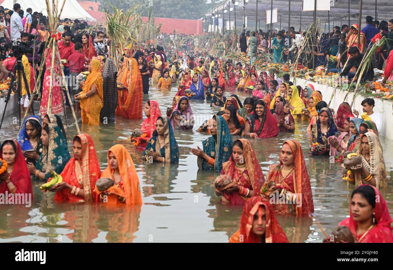 Chhatt NEW DELHI, INDIA - NOVEMBER 7: Hindu devotees seen performing rituals ...