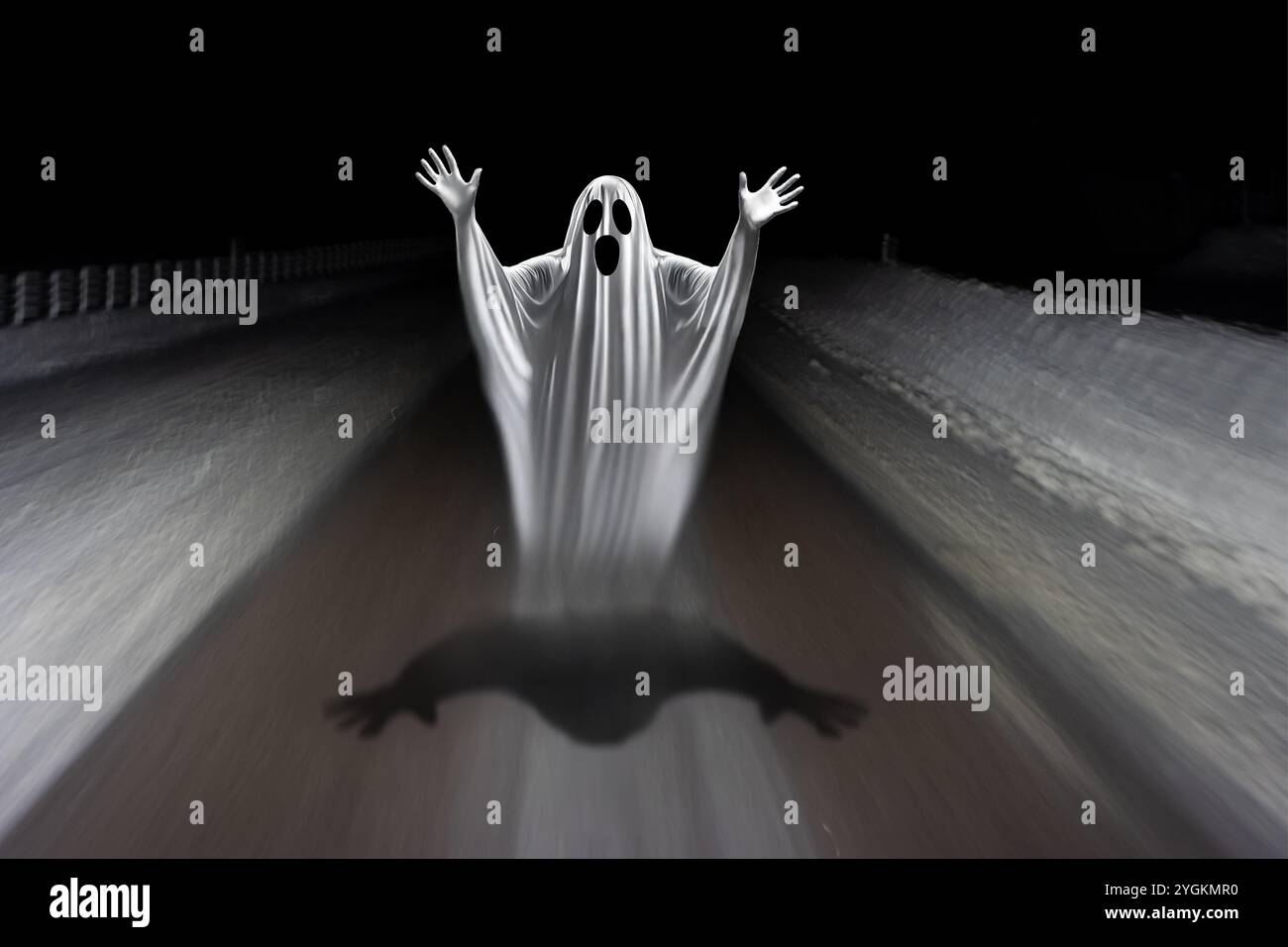 Bedsheet ghost hi-res stock photography and images - Alamy