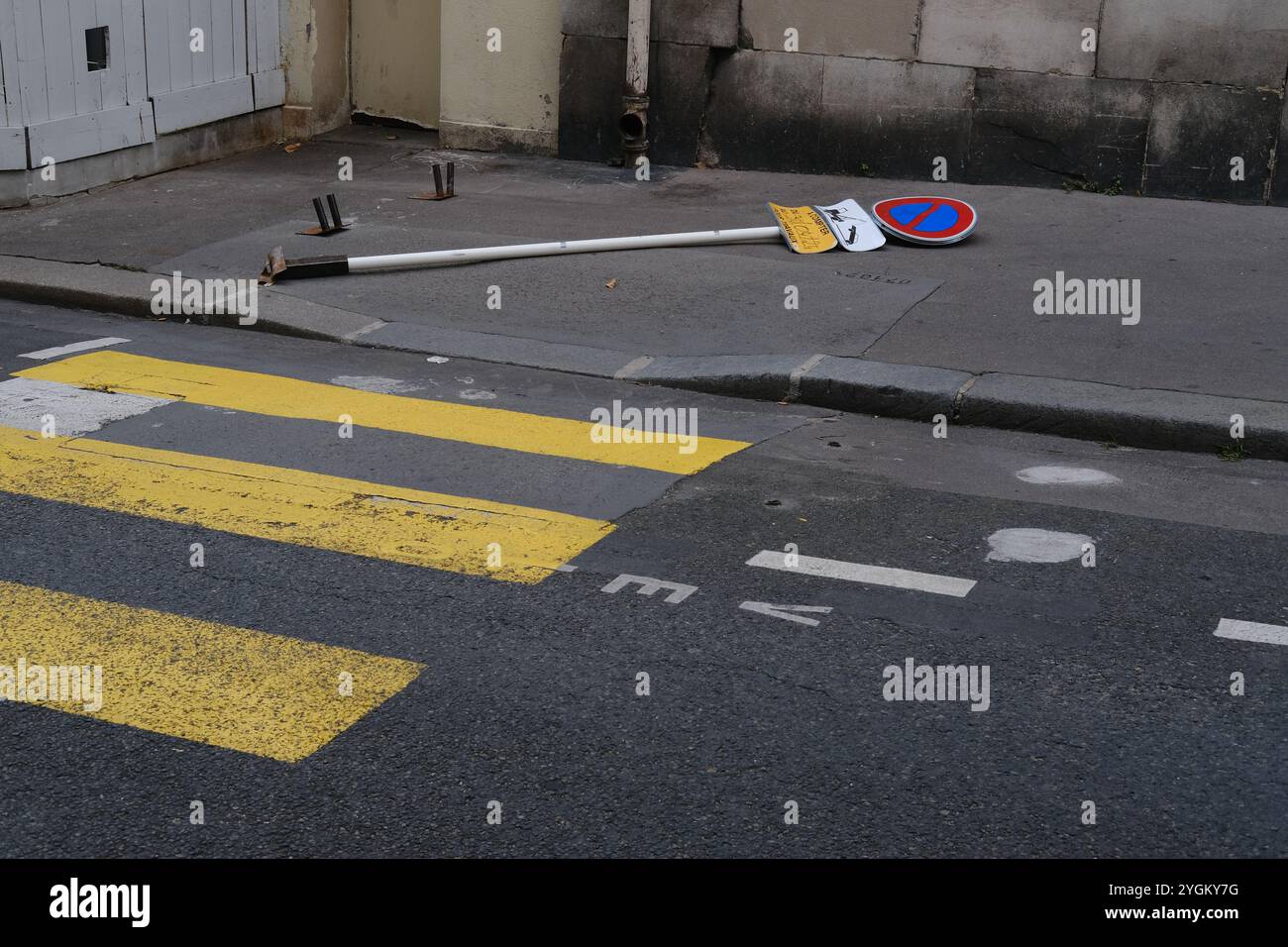 Broken street sign hi-res stock photography and images - Alamy