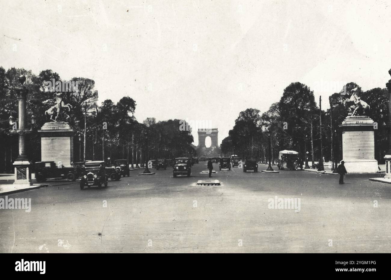 Arc de triomphe paris 1950 hi-res stock photography and images - Alamy
