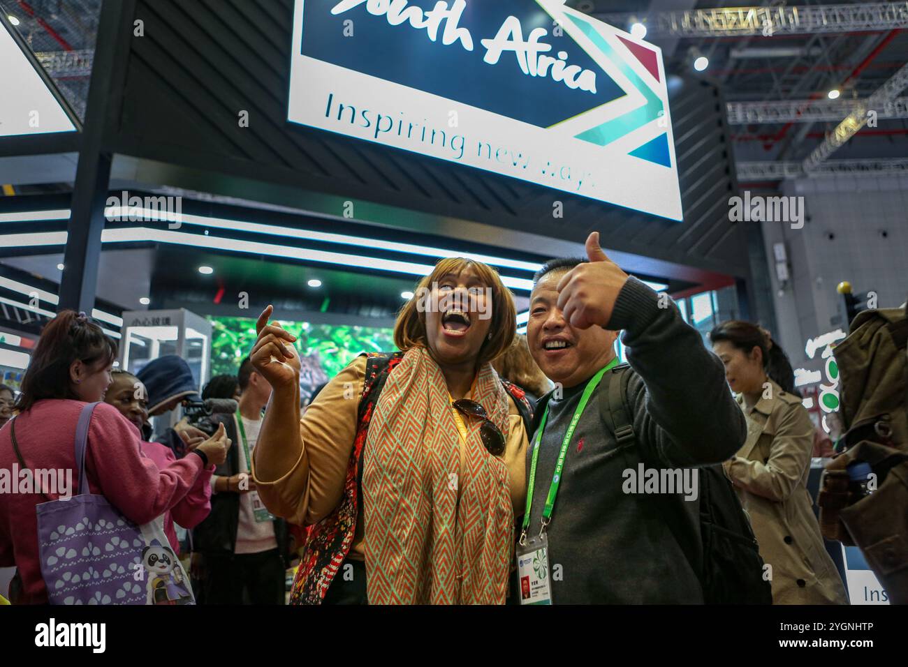 Yalangoch, uxlayotgan va mast qizlarning fotosuratlari Erkak ikki marta porno suratga oladi