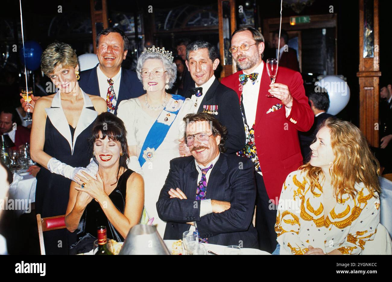 Gastronom Hans Peter Wodarz feiert mit prominenten Gästen seinen 50. Geburtstag am 28. März 1998, Bild: Iris Berben und Götz George (vorne) und die Doubles der Royal Family (Princessin Diana, Queen Elizabeth, Prince Charles). Stock Photo