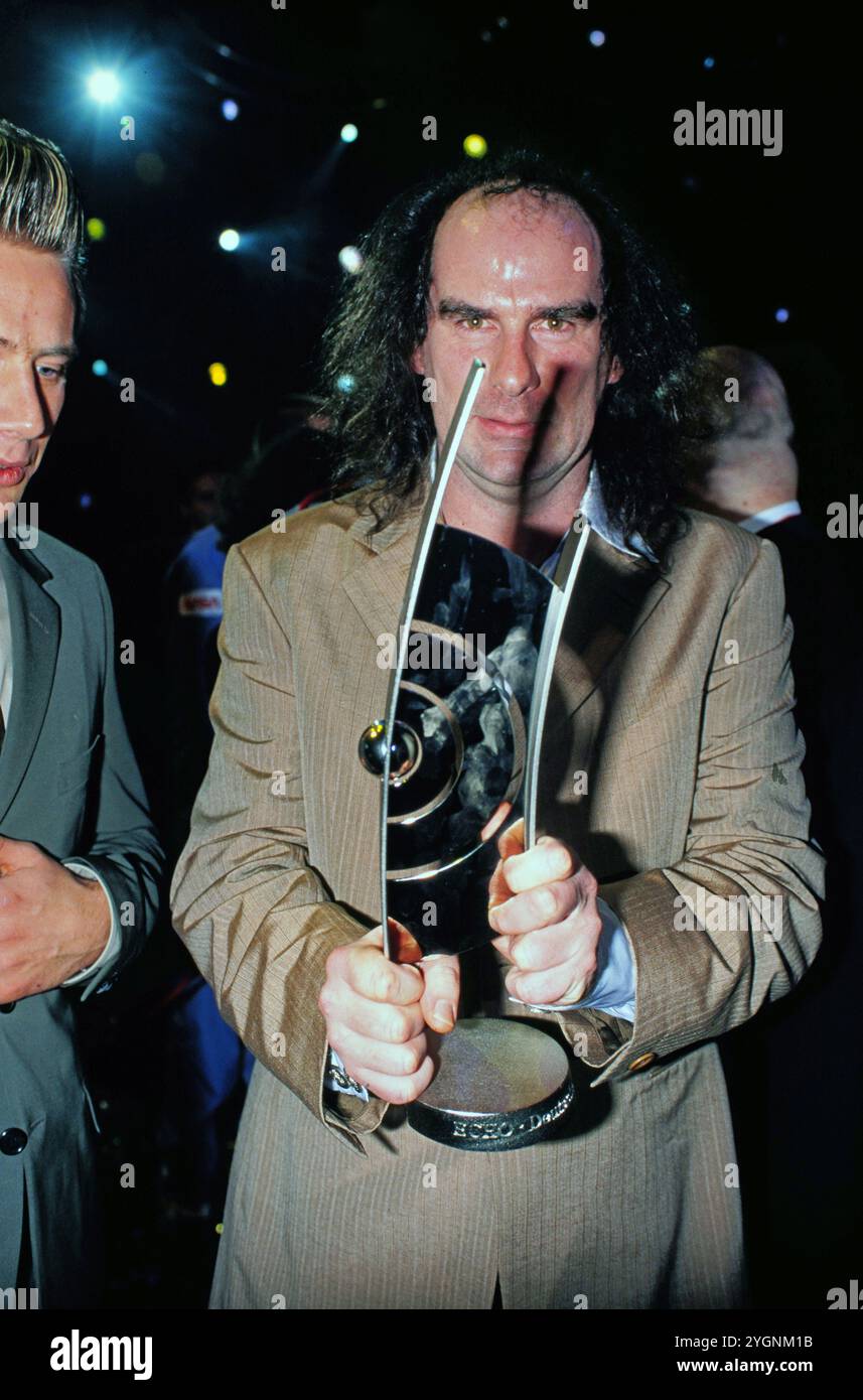 Echo-Verleihung 1999 in Hamburg: Gast: Sänger Gildo Horn, Preisträger mit seiner Band: Gildo Horn und die orthopädischen Strümpfe als Schlager Band des Jahres Stock Photo