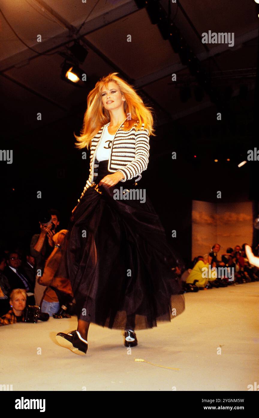 Claudia Schiffer Deutsches Model Und Lagerfeld Muse Auf Dem Laufsteg claudia-schiffer-deutsches-model-und-lagerfeld-muse-auf-dem-laufsteg