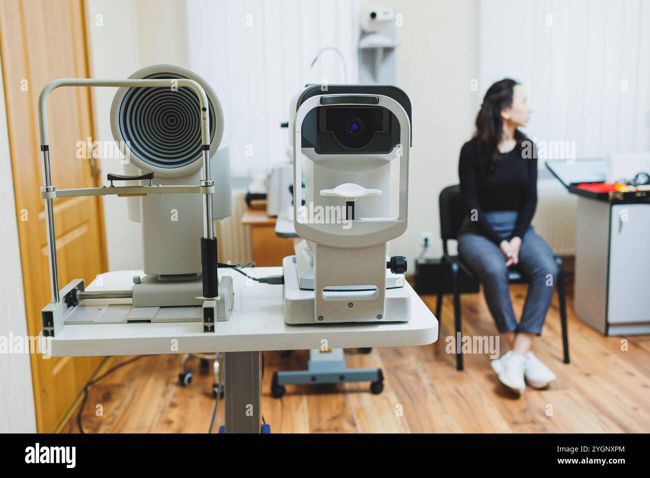 Old woman eye sight test hi-res stock photography and images - Alamy
