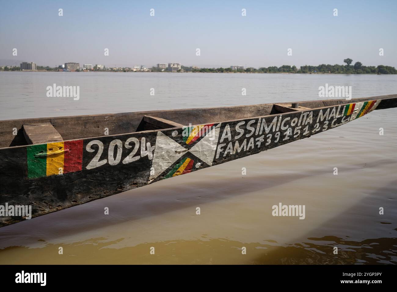 Bamako, Mali. 03rd Nov, 2024. Al Fousseini Camara/Le Pictorium - Recession of the Niger River and disaster-stricken neighborhoods in Bamako - 03/11/2024 - Mali/Bamako District/Bamako - A canoe in the color of Mali on which we can read the name of the president of Mali, -Assimi Goita, Mali, FAMA- in Badalabougou on November 3, 2024. Credit: LE PICTORIUM/Alamy Live News Stock Photo