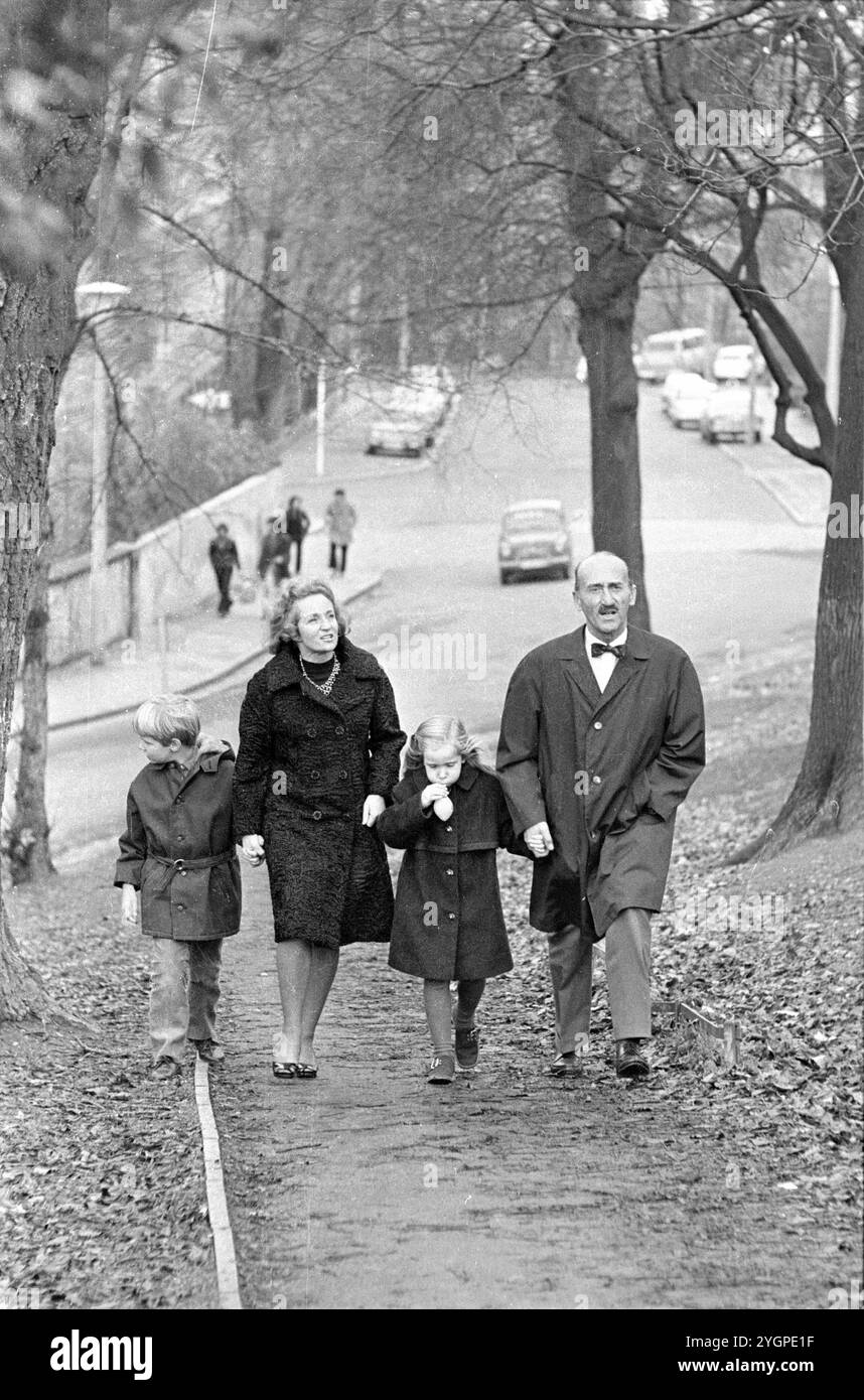 'Hans Sachs, Nuremberg senior public prosecutor and long-standing member of the ''What am I?'' guessing team with Robert Lembke, with his wife and children in Nuremberg. Sachs retired in 1970. [automated translation]' Stock Photo