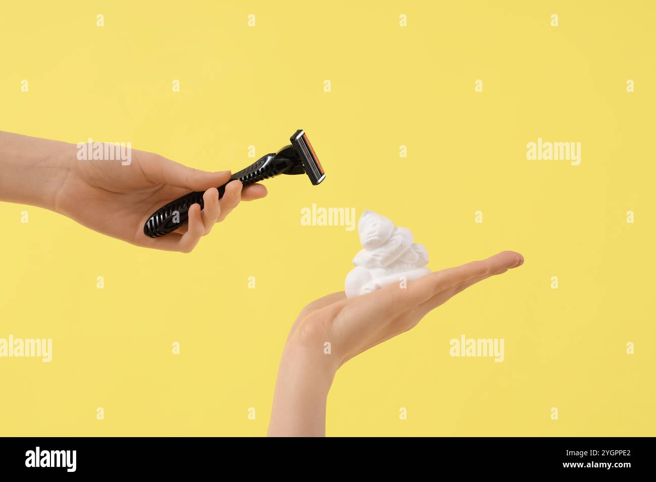 Female hands holding razor hi-res stock photography and images - Alamy