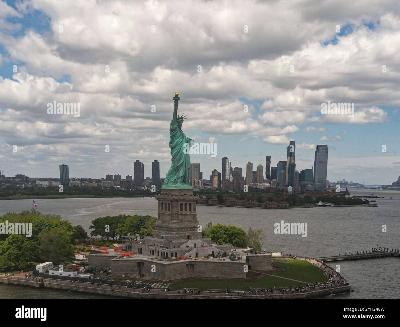 Panoramic Aerial View Statue Of Liberty In New York City NY USA The Panoramic Aerial View Statue Of Liberty In New York City Ny Usa The Statue Of Liberty Over The Panorama Of Nyc New York City Skyline With Statue 2YH248W 