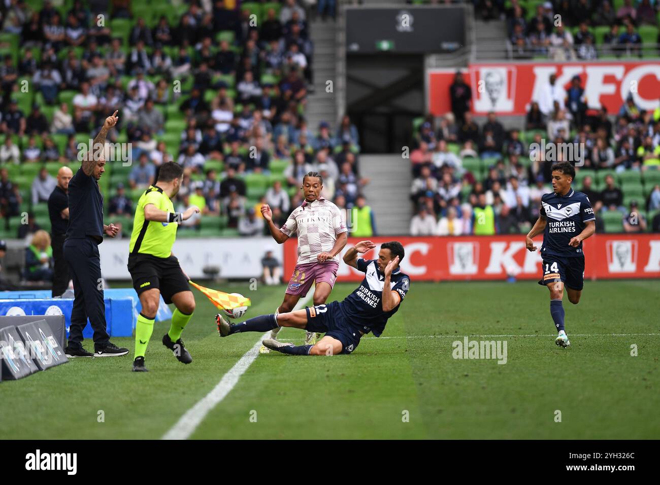 MELBOURNE, AUSTRALIA. 9th Nov, 2024. Pictured: Antonee Burke-Gilroy of Brisbane Roar is challenged by Melbourne Victory’s Roderick Miranda during the ISUZU A League Round 4 match Melbourne Victory FC v Brisbane Roar FC at AAMI Park, Melbourne, Australia. Credit: Karl Phillipson / Alamy Live News Stock Photo