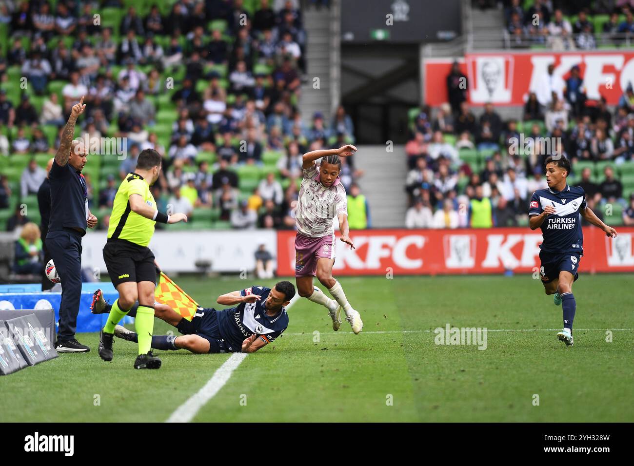 MELBOURNE, AUSTRALIA. 9th Nov, 2024. Pictured: Antonee Burke-Gilroy of Brisbane Roar is challenged by Melbourne Victory’s Roderick Miranda during the ISUZU A League Round 4 match Melbourne Victory FC v Brisbane Roar FC at AAMI Park, Melbourne, Australia. Credit: Karl Phillipson / Alamy Live News Stock Photo